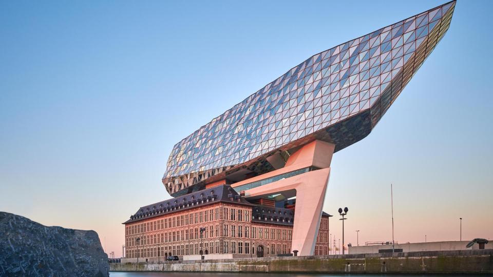 Aluminium schrijnwerk is de eye-catcher van het Havenhuis in Antwerpen