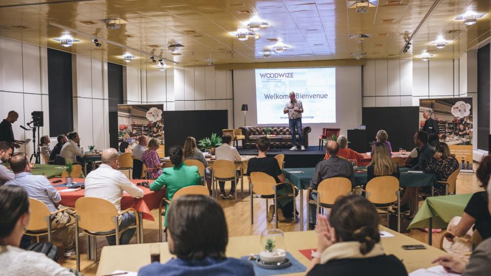 Jeroen Doom die de zaal toespreekt tijdens het PrePS in Wood slotevent