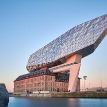 Aluminium schrijnwerk is de eye-catcher van het Havenhuis in Antwerpen