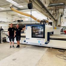 Arthur en Frans Maenhout bij hun nesting machine