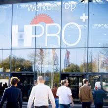 Bezoekers wandelen de beurshal binnen